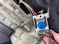 Zdjęcie wnętrza ekspresu do kawy De'Longhi ECAM 21.117.SB z widocznym przepalonym elementem elektronicznym.