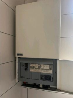 Gazowy piec centralnego ogrzewania firmy Vaillant zamontowany na ścianie.