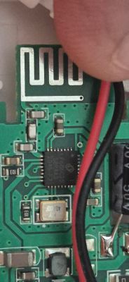 Electronic module with meander-shaped PCB antenna and power wires.