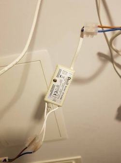 Taśmy led na schodach świecą bardzo słabo (żarzą)