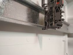 Nowa złączka WAGO TOPJOB S z dźwignią montowana na szynie rozdzielnicy.