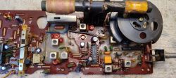 Widok płytki drukowanej radioodtwarzacza z elementami elektronicznymi