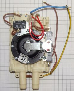 Zespół grzejny 3500W z przewodami i złączami, przedstawiony na siatce.