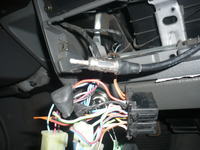 Czy czarna wtyczka w moim aucie to kostka ISO do nowego radia?