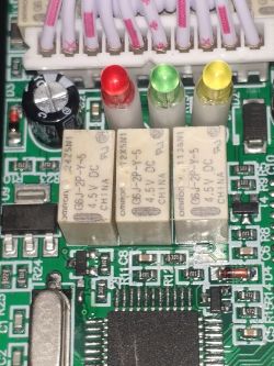Zbliżenie na płytkę drukowaną z trzema przekaźnikami Omron G6J-2P-Y-5 4,5V DC.