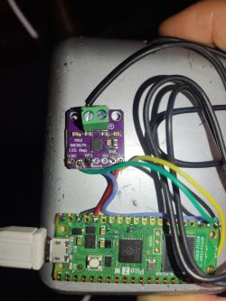 Moduł Raspberry Pi Pico 2W połączony z wzmacniaczem MAX98357.