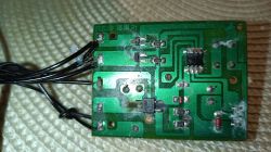 Zbliżenie na zieloną płytkę PCB z podzespołami elektronicznymi i przewodami