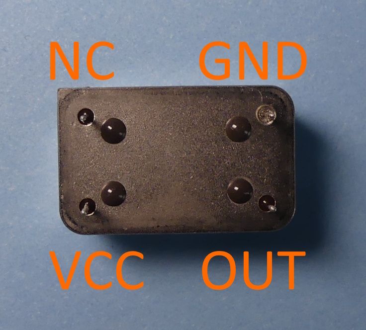 Widok z dołu na generator TCXO z opisanymi wyprowadzeniami: NC, GND, VCC, OUT.
