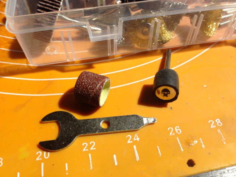 Elementy zestawu szlifierskiego na stole