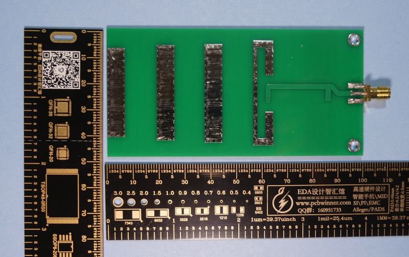 PCB YAGI-Antenne auf grünem Hintergrund mit Linealen an der Seite.