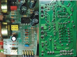 Płytka drukowana z komponentami elektronicznymi i schematem.