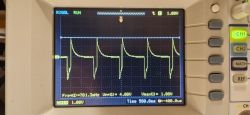 Ekran oscyloskopu pokazujący sygnał audio z telefonu z nałożoną składową stałą.