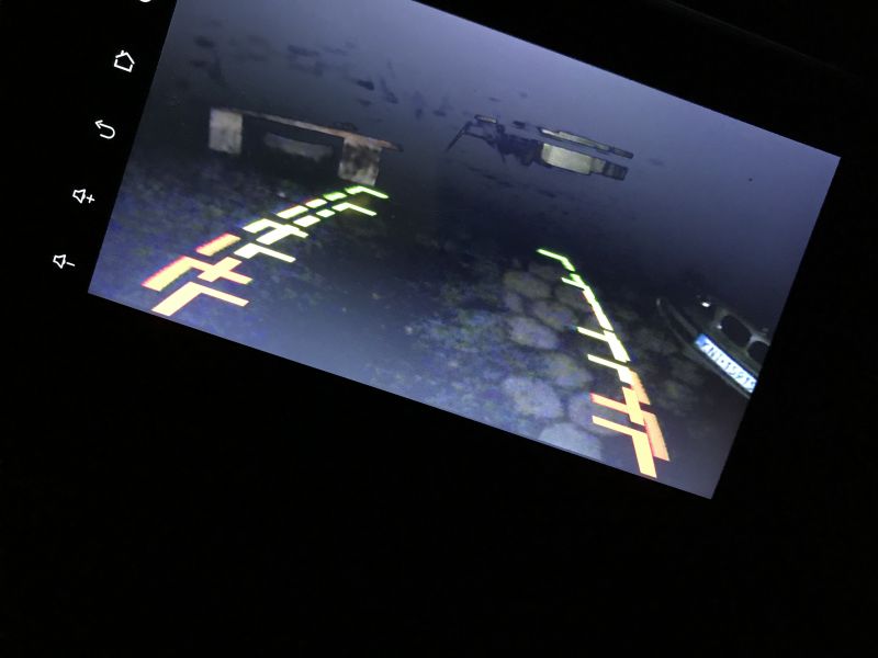 Jak usunąć jedną z linii pomocniczych w kamerze cofania?