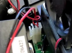 Jak ustalić, jakie zasilanie powinno być na kierownicy Thrustmaster T300RS?