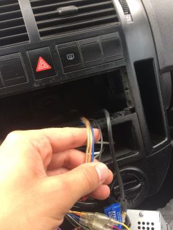 Polo 1.2 - tylko jeden głośnik działa, reszta kabli ucięta przy kostce ISO