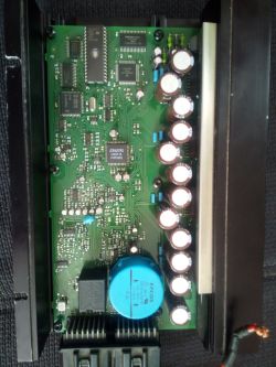 Jaki model wzmacniacza jest widoczny na zdjęciu i jakie kable do niego dobrać?