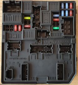 Widok panelu bezpieczników samochodowych z opisami i umieszczonymi bezpiecznikami.