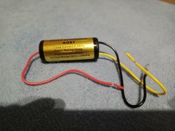 Reduktor zakłóceń AG81 z kolorowymi przewodami na tkaninie.