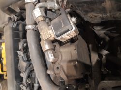 Zbliżenie na zawór hydrauliczny z elektrozaworem i przewodami w wózku widłowym Hyundai 35L