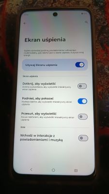 Ekran Motoroli z ustawieniami „Ekran uśpienia” i przełącznikami dotyku, podniesienia i przesunięcia