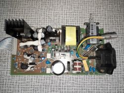Płytka zasilania oscyloskopu Siglent SDS1052DL+ z widocznymi komponentami elektronicznymi.