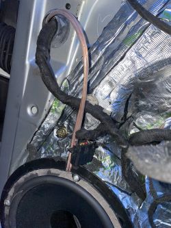 Jak podłączyć w samochodzie 4-kanałowy wzmacniacz?