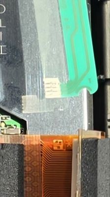 Połączenie taśmy z zielonym i pomarańczowym przewodem w urządzeniu elektronicznym