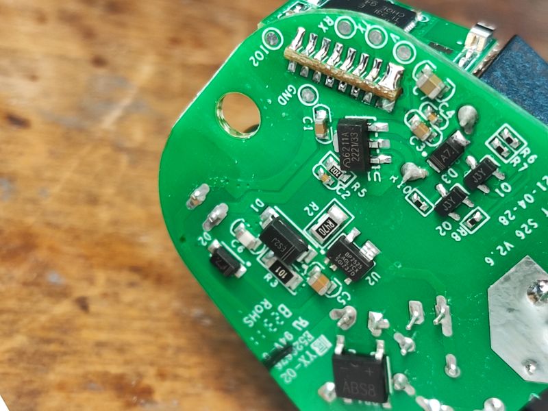 Zbliżenie na płytkę PCB z układami elektronicznymi Sonoff S26R2ZB.
