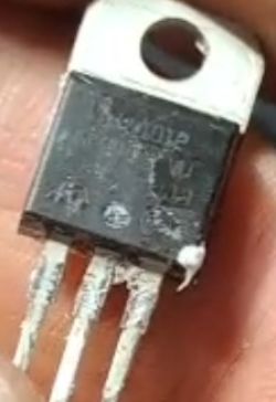Zbliżenie na trzywyprowadzeniowy element elektroniczny w obudowie TO-220 z otworem montażowym