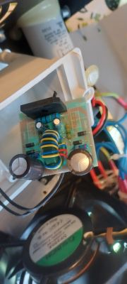 Zbliżenie na płytkę drukowaną generatora ozonu z różnokolorowymi przewodami i elementami elektronicznymi.