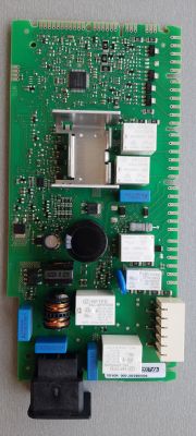 Płyta sterująca zmywarki z układami elektronicznymi i komponentami.