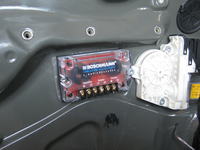 wygłuszenie drzwi oraz montaż zestawów głosników w VW golfie IV.własna produkcja