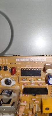 Fragment płytki drukowanej z widocznymi komponentami elektronicznymi i napisem PLL & LOOP FILTER.