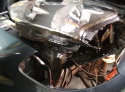 Montaż przednich świateł przeciwmgielnych w Nissanie Micra K13