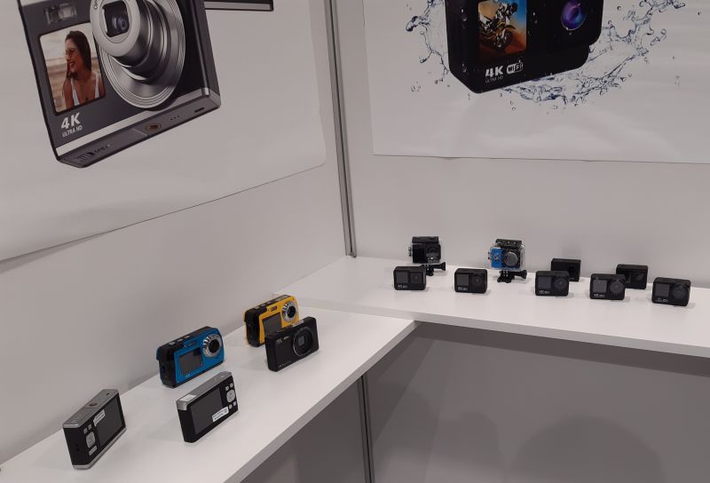 Stoisko z aparatami i kamerami na Międzynarodowych Targach Elektroniki Użytkowej.