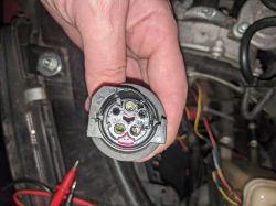 Zbliżenie na kostkę elektryczną w dłoni osoby.