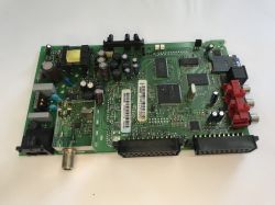 Zielona płyta PCB z układami scalonymi, złączem koncentrycznym i kilkoma portami AV na białym tle