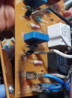 Żelazko Philips GC 8220 - wybija bezpieczniki Żelazko Philips GC 8220 - wybija bezpieczniki