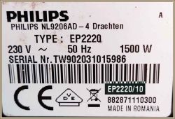 Tabliczka znamionowa ekspresu Philips z zaznaczonym numerem modelu i wersji wykonania EP2220/10.