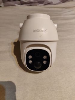 Kamera ieGeek TZ-SG330EU-2K bez anten, widok z przodu, leży na jasnym materiale