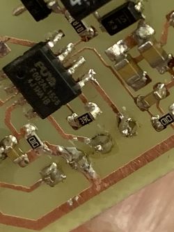 Nahaufnahme einer Leiterplatte mit Bauteilen und einem sichtbaren F002A 1529-Chip.