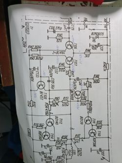 Schemat elektryczny pokazujący układ z tranzystorami i rezystorami.