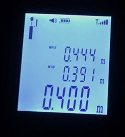 Ekran dalmierza laserowego pokazujący pomiary.