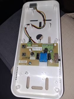Wnętrze domofonu Cyfral Smart 5P z widocznymi połączeniami kabli.