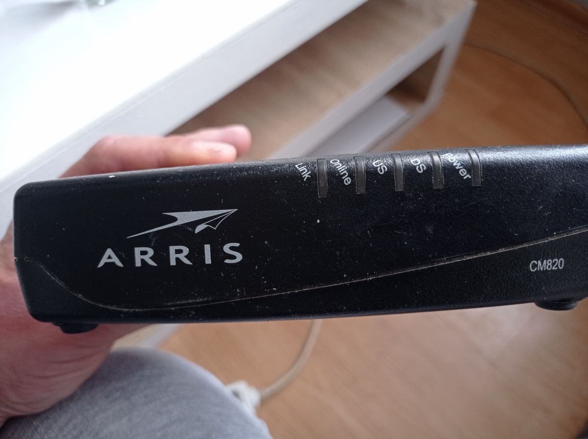 Modem arris CM820 jest podłączony do prądu i nie nie świecą się żadne