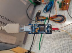 Przetwornik USB-Serial FT232 podłączony kablem USB.