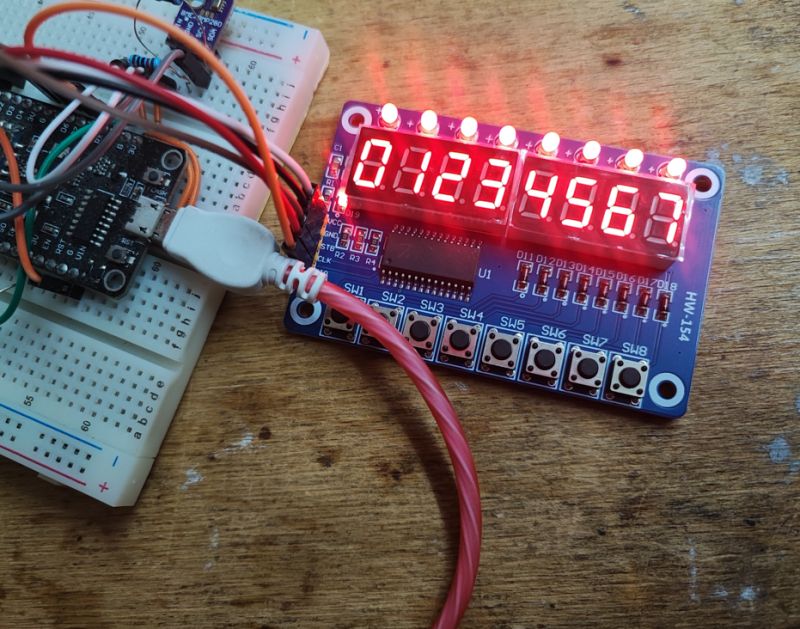 Moduł TM1638 z wyświetlaczem 7-segmentowym i przyciskami połączony z płytką prototypową.