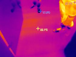 Thermal image of a floor with no clear underfloor heating pipe patterns