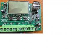 Zbliżenie na płytkę PCB z oznaczeniami R31 i R32.