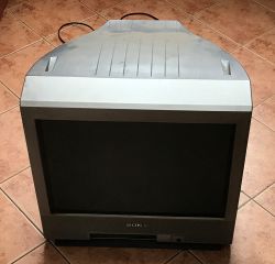 Telewizor kineskopowy Sony Trinitron stojący na podłodze z płytek